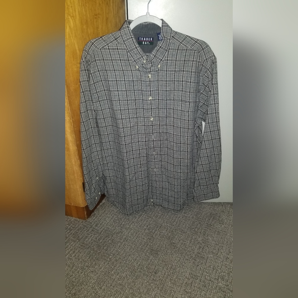 Trader Bay size large black/gray plaid long sleeve button front dress shirt